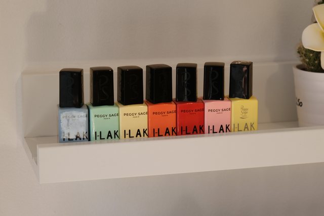 Collection de vernis clairs exposée dans l’institut