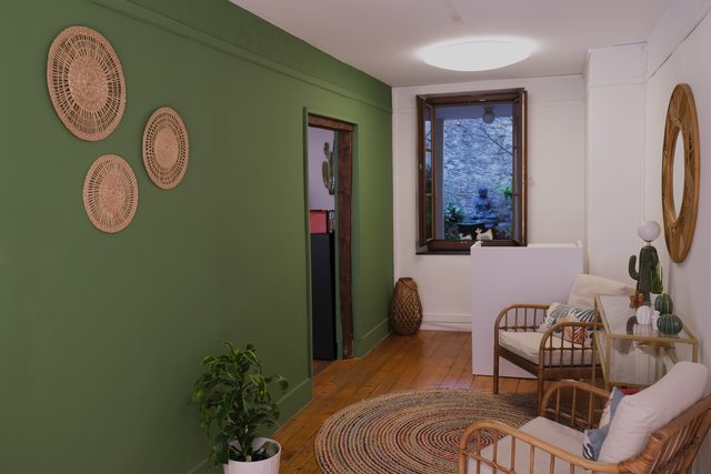 Espace d’accueil vert et chaleureux de l’institut