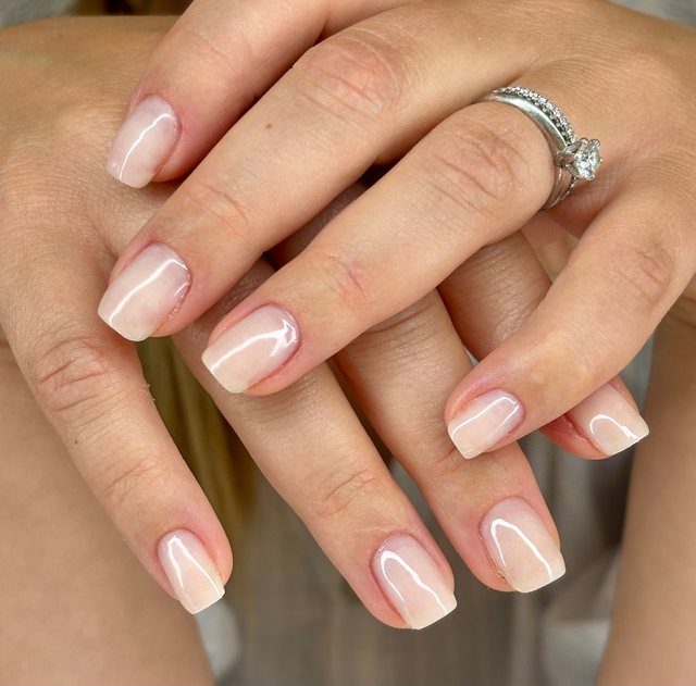 Manucure blanche, réalisation de Bel Ongle Institut