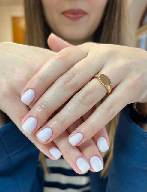 Manucure blanche, réalisation de Bel Ongle Institut