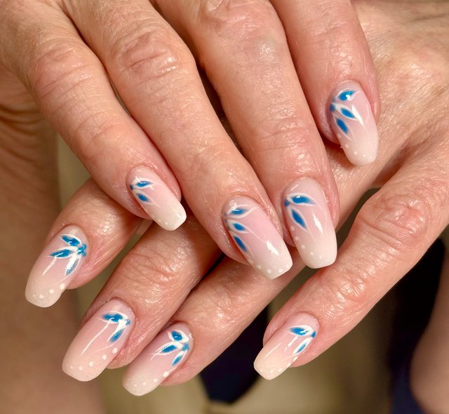 Manucure bleue, réalisation de Bel Ongle Institut