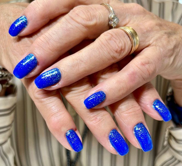 Manucure bleue, réalisation de Bel Ongle Institut