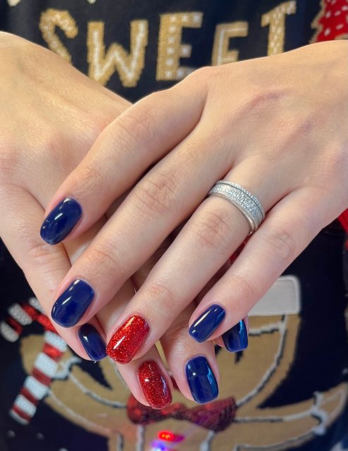 Manucure bleue, réalisation de Bel Ongle Institut