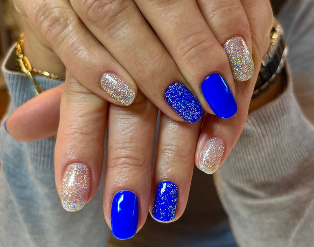 Manucure bleue, réalisation de Bel Ongle Institut