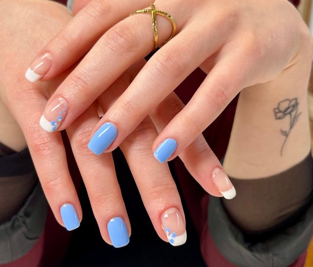 Manucure bleue, réalisation de Bel Ongle Institut