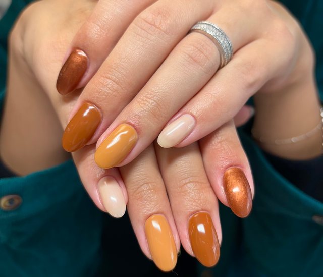 Manucure caramel, réalisation de Bel Ongle Institut