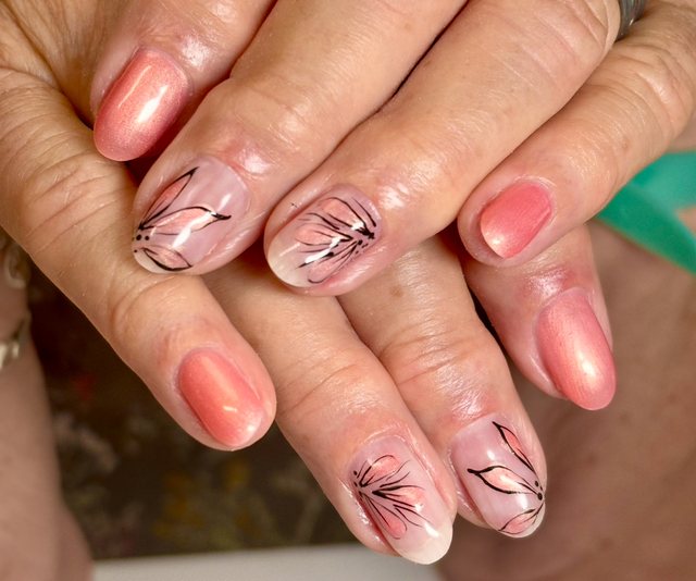 Manucure corail, réalisation de Bel Ongle Institut