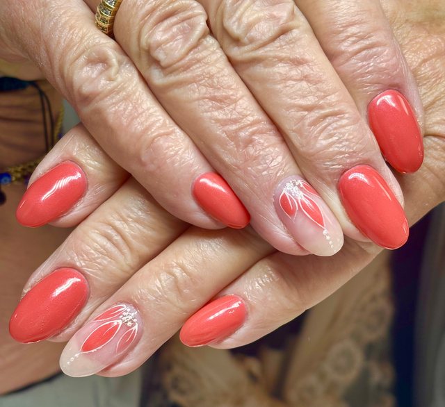 Manucure corail, réalisation de Bel Ongle Institut