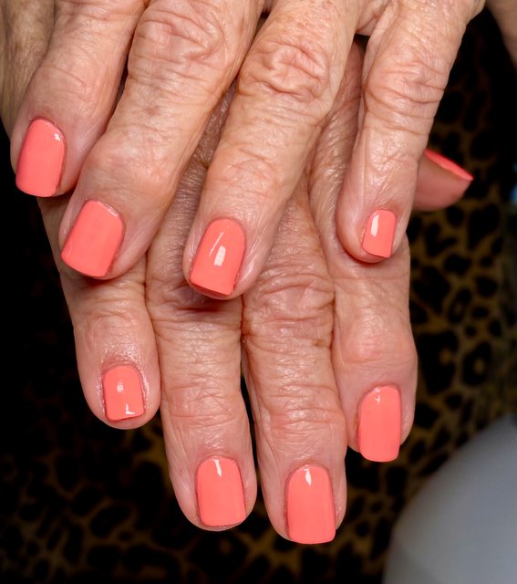 Manucure corail, réalisation de Bel Ongle Institut