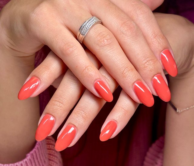 Manucure corail, réalisation de Bel Ongle Institut