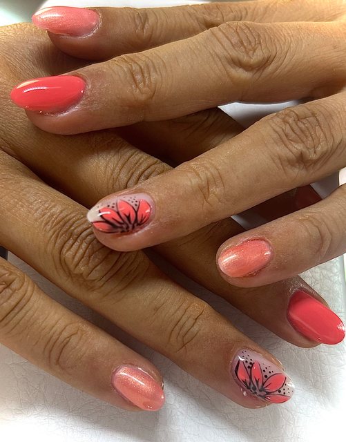 Manucure corail, réalisation de Bel Ongle Institut