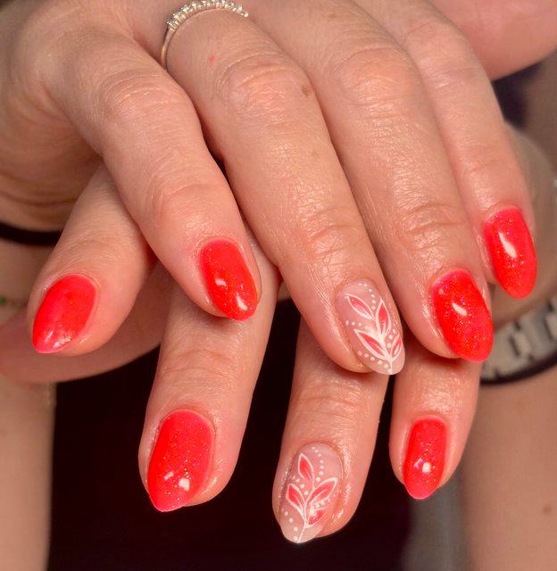 Manucure corail, réalisation de Bel Ongle Institut