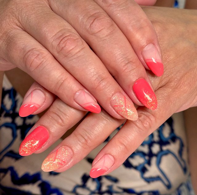 Manucure corail, réalisation de Bel Ongle Institut