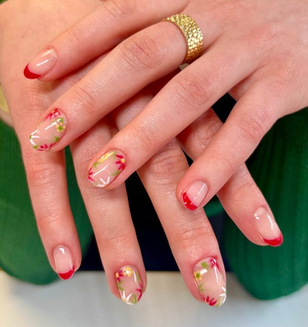 Manucure corail, réalisation de Bel Ongle Institut