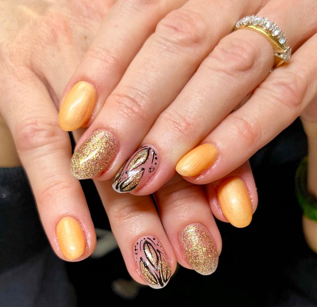 Manucure dorée, réalisation de Bel Ongle Institut