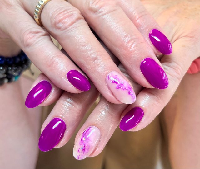 Manucure fuchsia, réalisation de Bel Ongle Institut