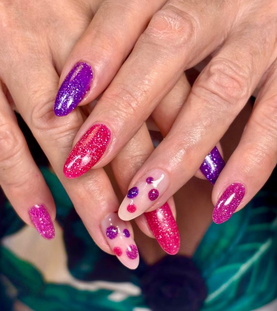 Manucure fuchsia, réalisation de Bel Ongle Institut