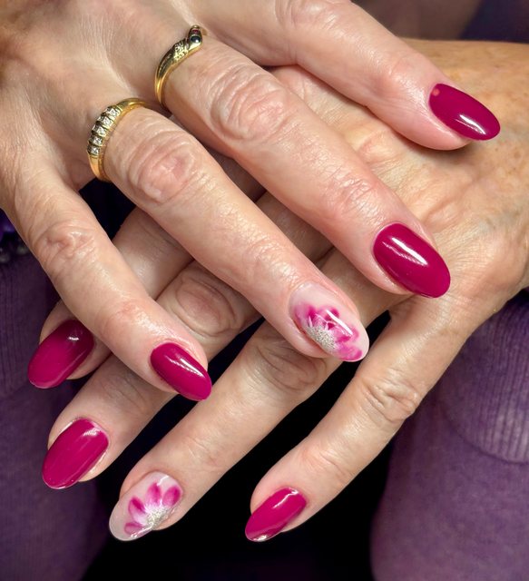 Manucure fuchsia, réalisation de Bel Ongle Institut