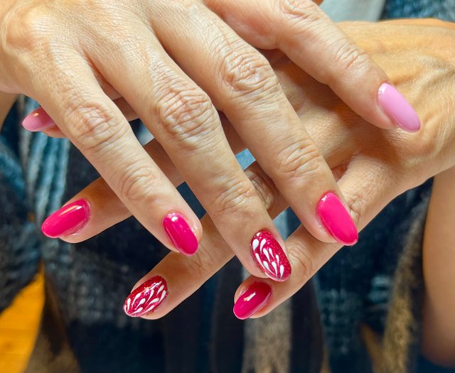 Manucure fuchsia, réalisation de Bel Ongle Institut