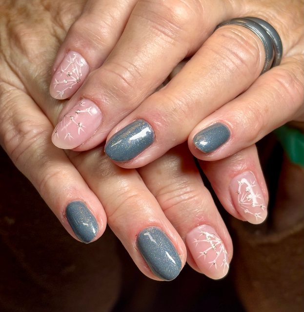 Manucure grise, réalisation de Bel Ongle Institut