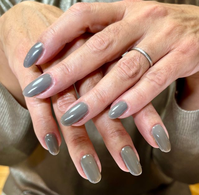 Manucure grise, réalisation de Bel Ongle Institut