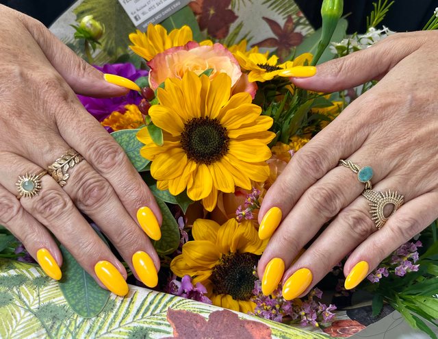 Manucure jaune, réalisation de Bel Ongle Institut