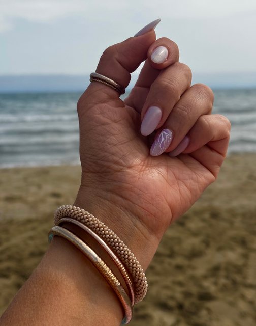 Manucure lilas, réalisation de Bel Ongle Institut