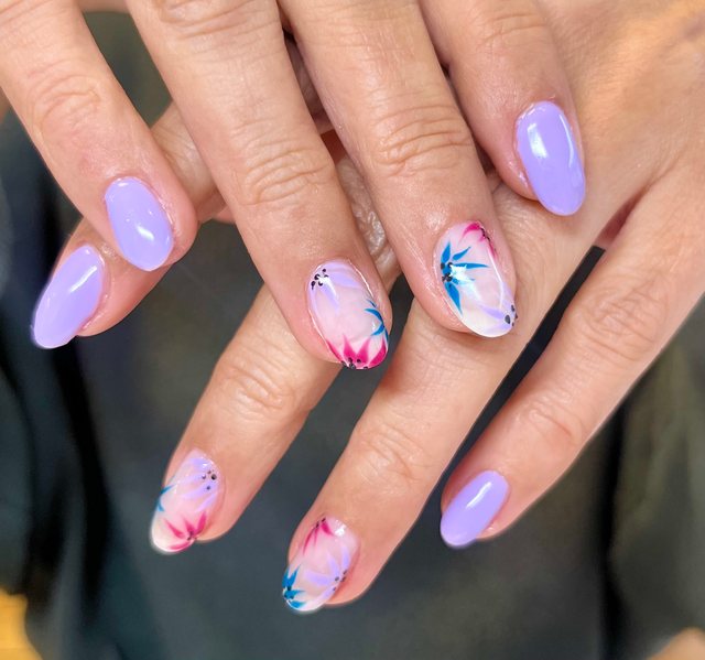 Manucure lilas, réalisation de Bel Ongle Institut