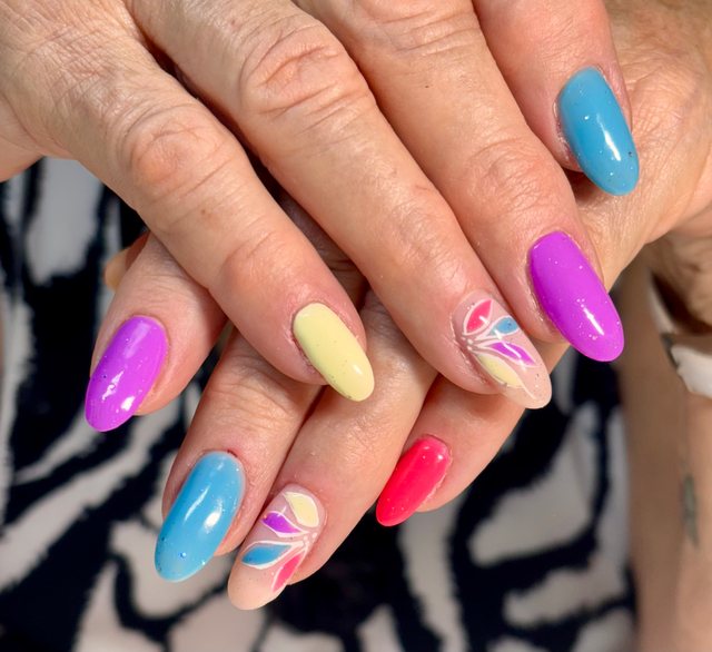 Manucure multicolore, réalisation de Bel Ongle Institut