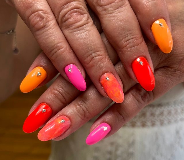 Manucure multicolore, réalisation de Bel Ongle Institut