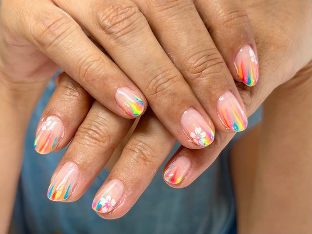 Manucure multicolore, réalisation de Bel Ongle Institut
