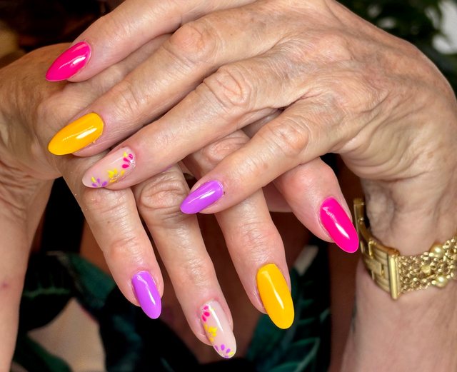 Manucure multicolore, réalisation de Bel Ongle Institut