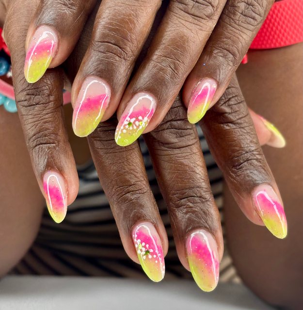 Manucure multicolore, réalisation de Bel Ongle Institut