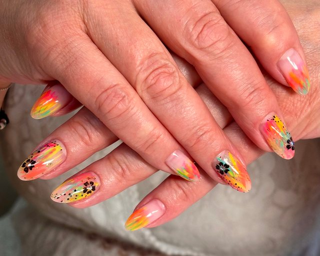 Manucure multicolore, réalisation de Bel Ongle Institut
