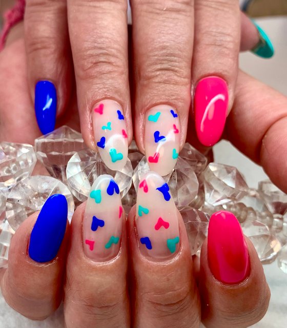 Manucure multicolore, réalisation de Bel Ongle Institut