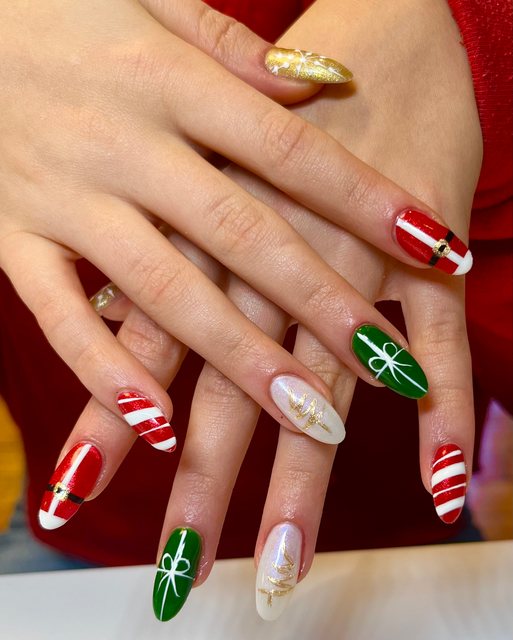 Manucure multicolore, réalisation de Bel Ongle Institut