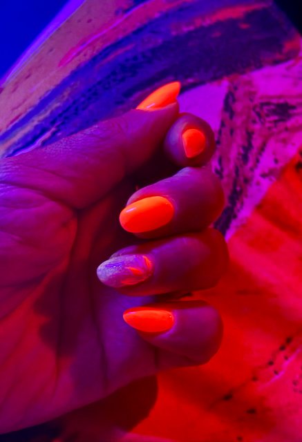 Manucure multicolore, réalisation de Bel Ongle Institut