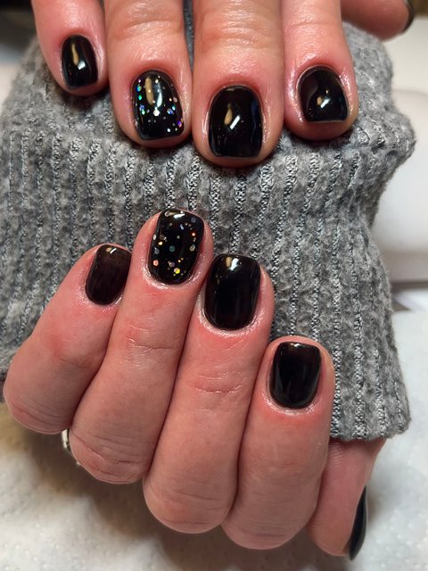 Manucure noire, réalisation de Bel Ongle Institut