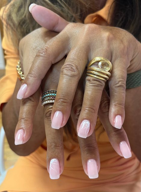 Manucure nude, réalisation de Bel Ongle Institut