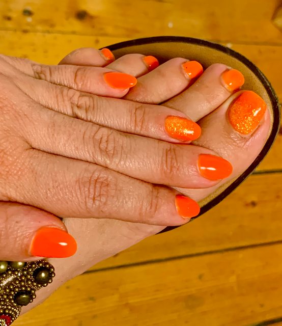 Manucure orange, réalisation de Bel Ongle Institut