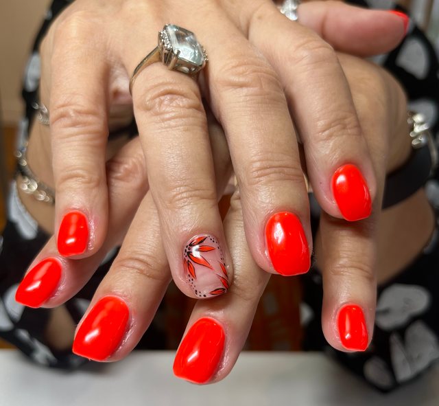 Manucure orange, réalisation de Bel Ongle Institut