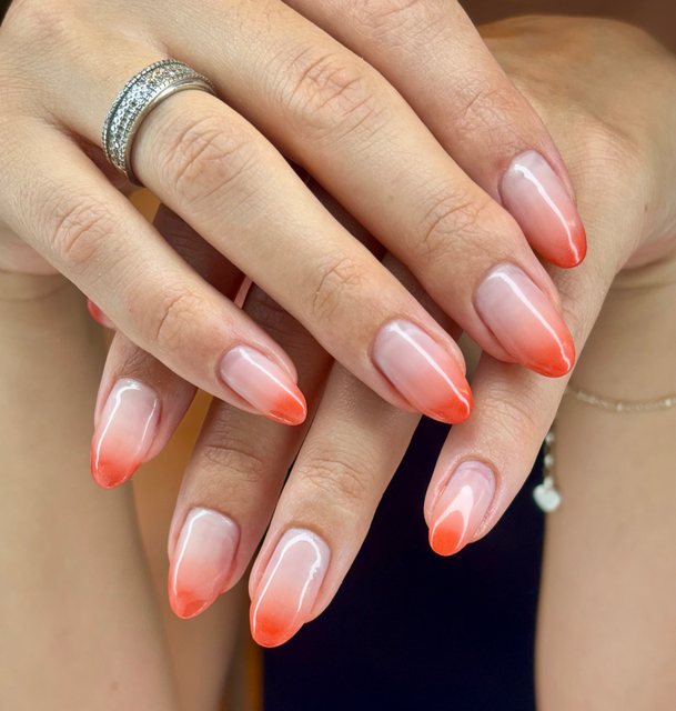 Manucure orange, réalisation de Bel Ongle Institut