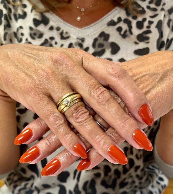 Manucure orange, réalisation de Bel Ongle Institut