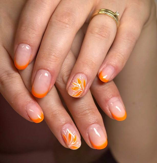 Manucure orange, réalisation de Bel Ongle Institut