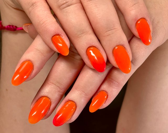 Manucure orange, réalisation de Bel Ongle Institut