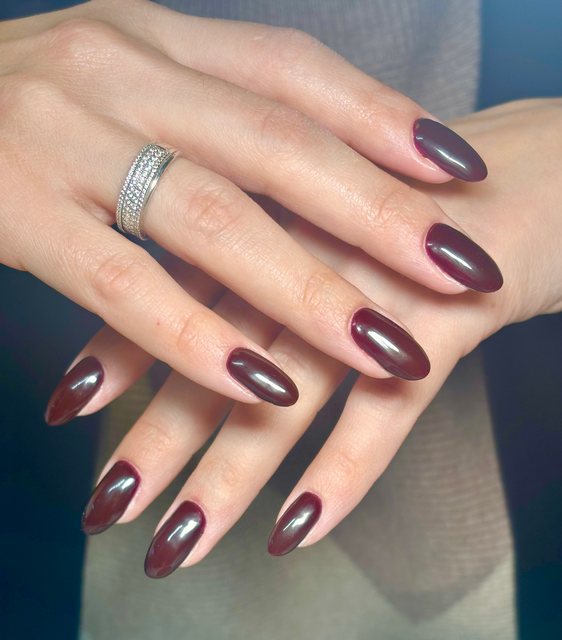 Manucure prune, réalisation de Bel Ongle Institut