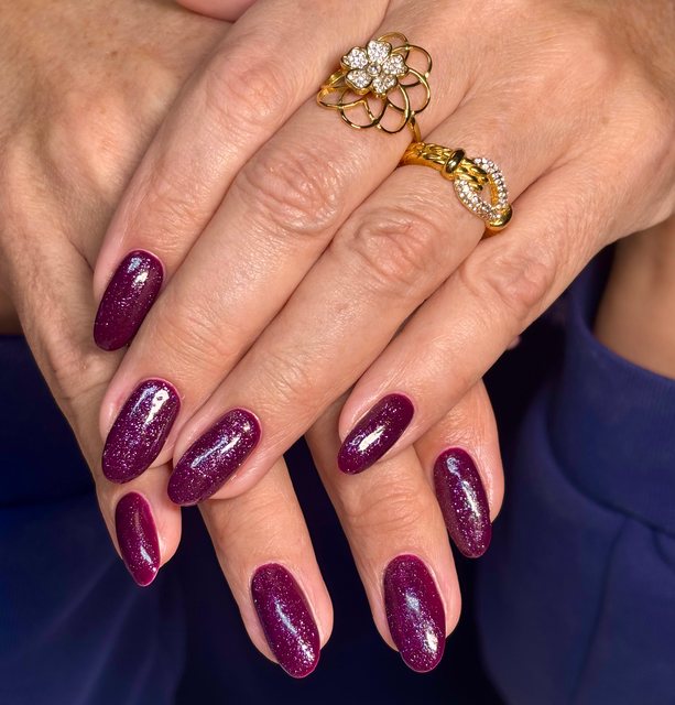 Manucure prune, réalisation de Bel Ongle Institut