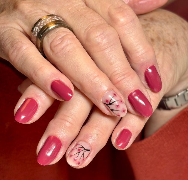Manucure prune, réalisation de Bel Ongle Institut