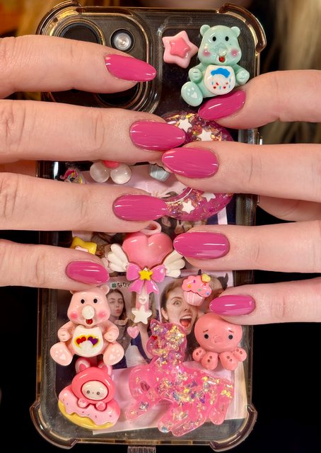 Manucure rose, réalisation de Bel Ongle Institut