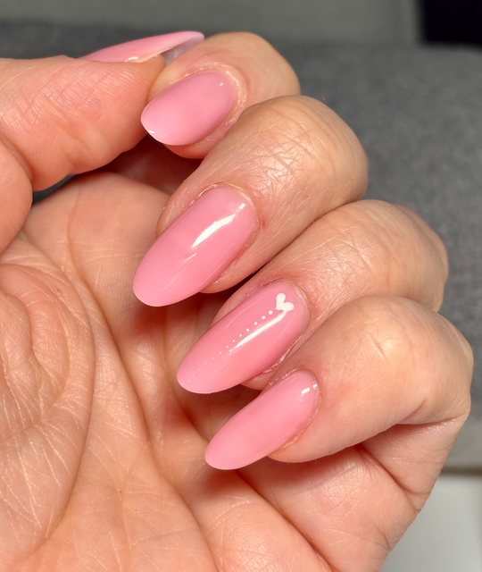 Manucure rose, réalisation de Bel Ongle Institut